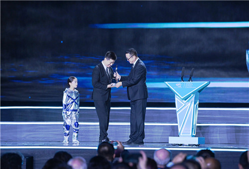 第81屆雨果獎(jiǎng)?lì)C獎(jiǎng)典禮現(xiàn)場(chǎng)，劉慈欣向海漄授予獎(jiǎng)杯。 （成都世界科幻大會(huì)組委會(huì)供圖）