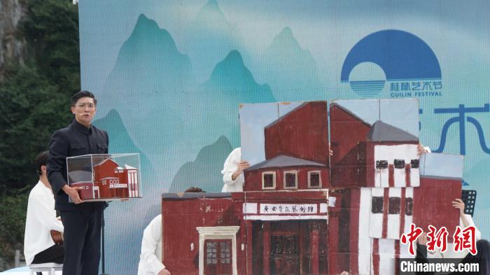 11月5日，2023桂林藝術(shù)節(jié)閉幕式上演原創(chuàng)戲曲片段《在有山有水的地方，建一個(gè)劇場(chǎng)》。圖為演員扮演的歐陽(yáng)予倩在講述建立劇場(chǎng)的故事。唐蔚晴 攝