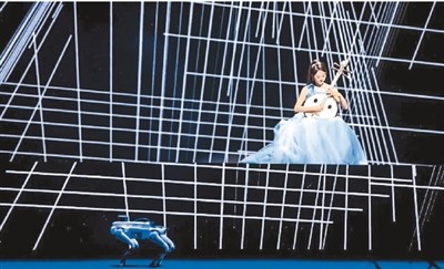 　“未來音樂會”上，作品《方圓》由演奏家演奏中阮，結合機器狗運動，融合AI和計算機音樂等技術。 　　本報記者 林子涵攝