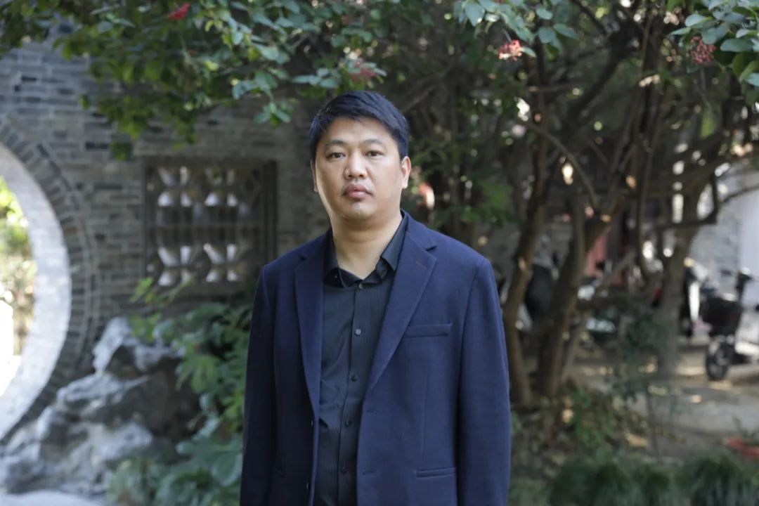 周榮池   江蘇高郵人，揚(yáng)州市青年作家，現(xiàn)為揚(yáng)州市作家協(xié)會第五屆理事會主席。著有長篇小說《絕境》《李光榮當(dāng)村官》《單厙》，散文集《隱秘的風(fēng)景》《草木故園》《村莊對我守口如瓶》等，獲第四屆汪曾祺文學(xué)獎(jiǎng)、第二十屆百花文學(xué)獎(jiǎng)散文獎(jiǎng)。