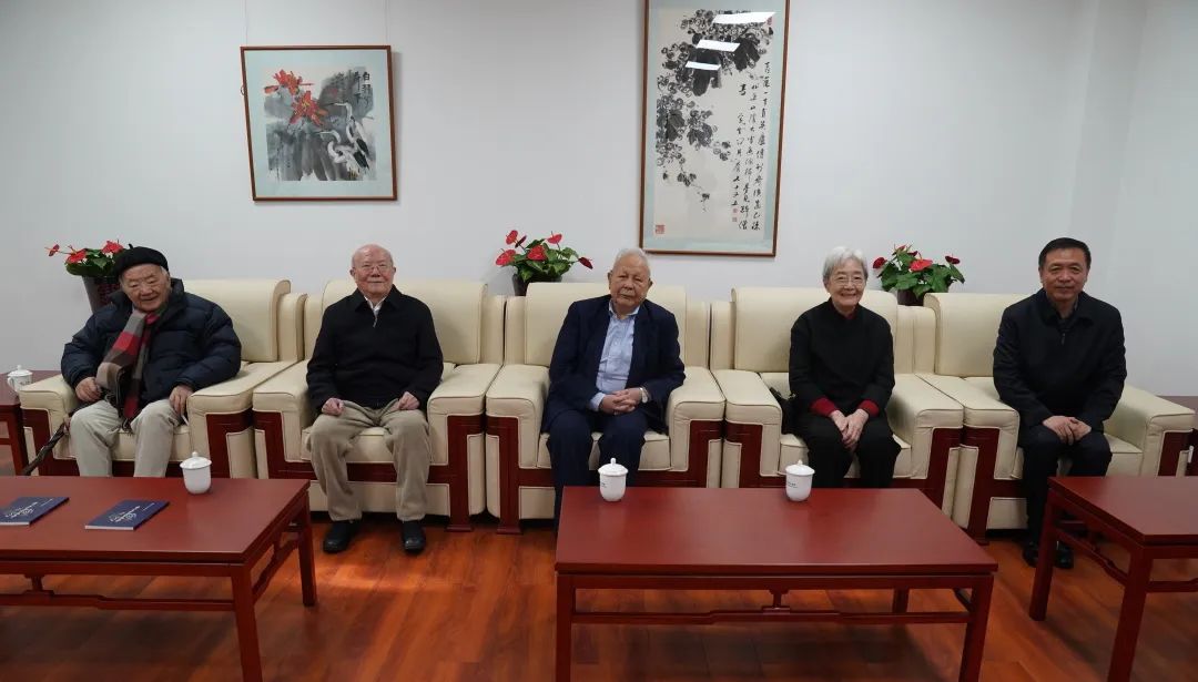 左起：錢理群、嚴家炎、謝冕、盧曉蓉、張宏森