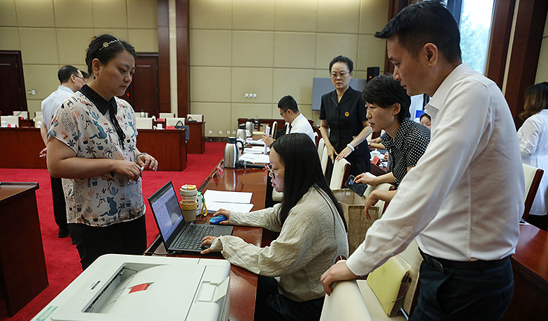 8月11日，聯(lián)絡(luò)員在監(jiān)察組、公證員監(jiān)督下統(tǒng)計(jì)選票