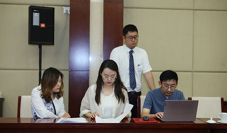 8月11日，聯(lián)絡員在監(jiān)察組、公證員監(jiān)督下統(tǒng)計選票