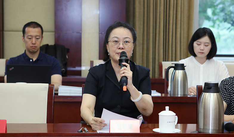 8月11日，公證處公證員宣讀公證書