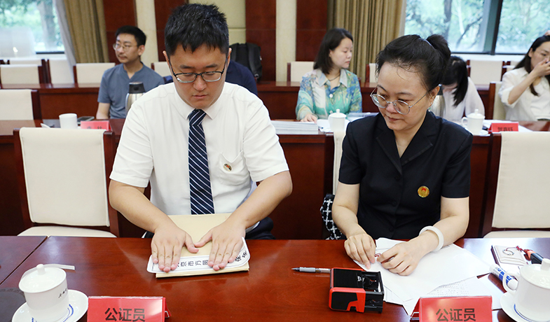 8月11日，公證處公證員封存選票