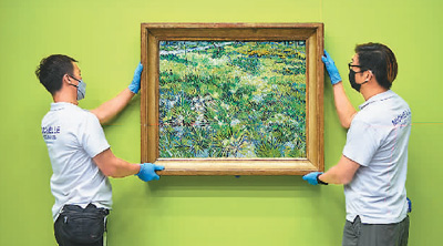 　香港故宮文化博物館與英國(guó)國(guó)家美術(shù)館團(tuán)隊(duì)共同檢查及安裝梵高名畫《蝴蝶與長(zhǎng)草地》。 　　香港故宮文化博物館供圖