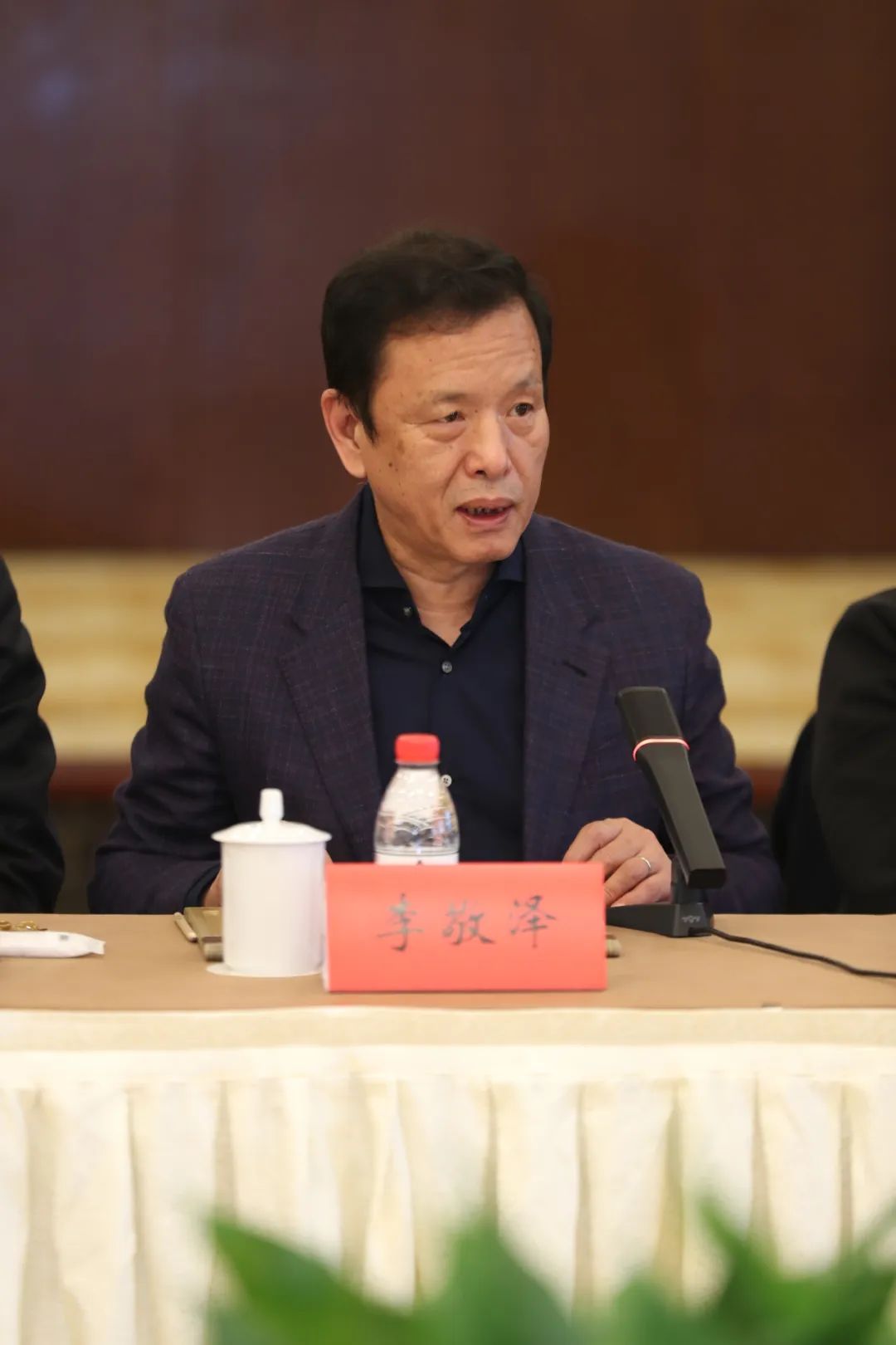 中國作協(xié)黨組成員、副主席、書記處書記李敬澤主持會議