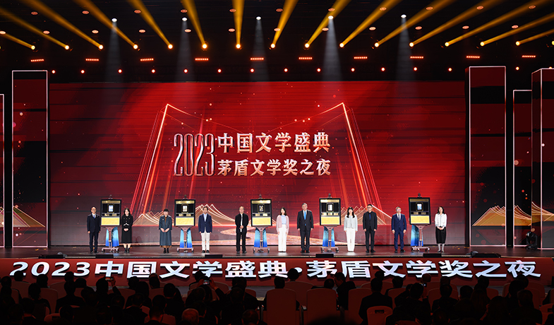 獲獎(jiǎng)作品的編輯與5位獲獎(jiǎng)作家共同上臺(tái)，在鐫刻有獲獎(jiǎng)書(shū)名、獲獎(jiǎng)作者、編輯姓名的書(shū)型裝置上留下金色手印