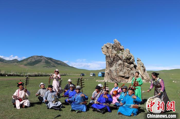 (資料圖)圖為人們正在戶外演奏《格斯?fàn)枴?。胡斯楞攝