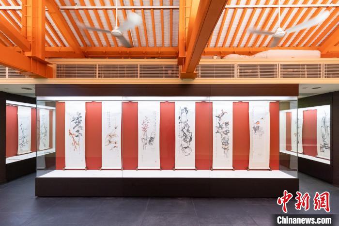 2023年10月12日至2024年3月31日，饒宗頤與嶺南四君子合作畫在饒宗頤文化館展出?！∫恍旅佬g(shù)館 供圖