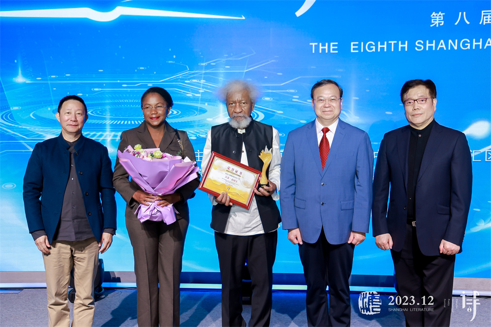 索因卡(中)獲得“金玉蘭”大獎(jiǎng)