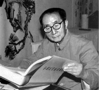 學(xué)人小傳  呂驥（1909—2002），湖南湘潭人，音樂理論家、作曲家、社會活動家。曾三次考入上海國立音樂?？茖W(xué)校，均因生活或政治原因輟學(xué)。1931年加入左翼劇聯(lián)，其后組織業(yè)余合唱團(tuán)，推動救亡歌詠運動，發(fā)起成立歌曲研究會，培養(yǎng)了一批青年作曲家。1937年在北平、綏遠(yuǎn)等地開展抗日救亡歌詠活動，10月赴延安，任魯藝音樂系主任。1949年后任中央音樂學(xué)院黨委書記、副院長，中國音樂家協(xié)會第一、二、三屆主席（1949—1985）。1985年當(dāng)選為國際音樂理事會名譽會員。除音樂創(chuàng)作外，還進(jìn)行民族音樂的整理與理論研究，主要論著有《中國新音樂的展望》《中國民間音樂研究提綱》《〈樂記〉理論新探》《呂驥文選》等，編有《新音樂運動論文集》。作者供圖