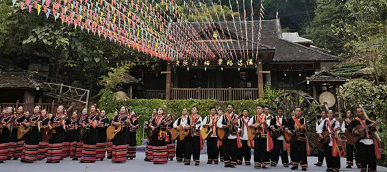 老達(dá)保村民們彈起吉他，載歌載舞