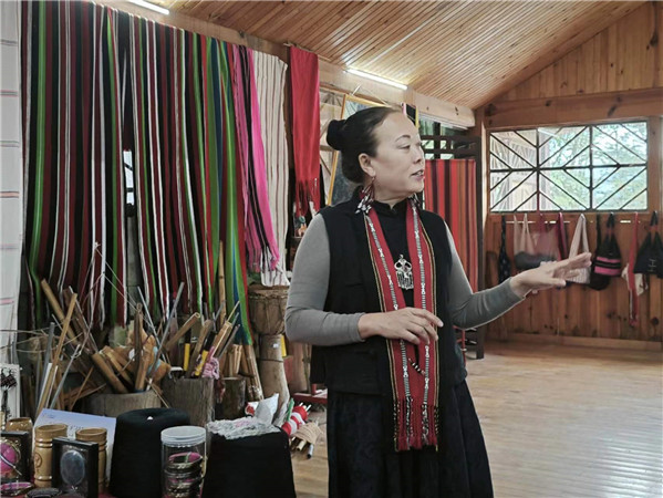 佤族織錦非遺傳承人李憲蘭講解佤族織錦的歷史與傳承。2021年，西盟佤族織錦技藝被列為第五批國(guó)家級(jí)非物質(zhì)文化遺產(chǎn)代表性項(xiàng)目名錄。在西盟印象佤族織錦非遺工坊內(nèi)，佤族織錦非遺傳承人李憲蘭的佤錦產(chǎn)品琳瑯滿目，“佤族織錦織進(jìn)的是佤族人民的性格和故事。這幾年，通過不斷嘗試，我們生產(chǎn)的佤族織錦在保留古老的佤族織錦技藝的同時(shí)，融入了更多顏色、技藝及創(chuàng)新理念，推出一批更符合現(xiàn)代審美需求的產(chǎn)品，從而達(dá)到提高佤族織錦的使用價(jià)值和傳播維度的效果，讓佤族織錦更被當(dāng)下消費(fèi)者所喜愛?！崩顟椞m說。