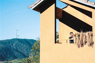 　紀錄類長期關(guān)注單元作品《變遷》之一：四川省涼山彝族自治州昭覺縣解放鄉(xiāng)，沙且日各在新房子里收拾。 　　楊凱生攝