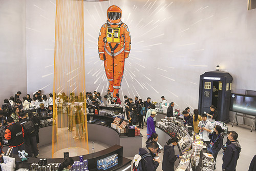 在二〇二三成都世界科幻大會主題展覽上，觀眾在挑選科幻IP周邊產(chǎn)品。新華社記者 唐文豪 攝 