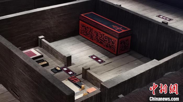 圖為圖為劉賀主墓墓室內(nèi)的復(fù)原展示場景。劉占昆 攝