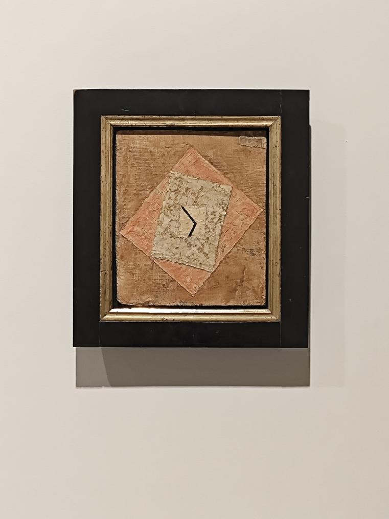 克利作品《時(shí)間》描繪了一只沒有標(biāo)識(shí)數(shù)字、表盤不翼而飛、只剩指針的鐘表。一長(zhǎng)一短兩枚指針，孤零零地“懸浮”于三塊中心重合又交錯(cuò)放置的方形紗布上。層疊的構(gòu)圖與材質(zhì)文物般陳舊的質(zhì)感令人不禁對(duì)“鐘表”是否早已失靈心生疑問。而指針指向的時(shí)間同樣令人生疑，它已“停在”某一刻，或?qū)⒉皇芸刂频刂赶蚝畏剑恳磺袘叶礇Q。《時(shí)間》當(dāng)然訴說著克利生活的動(dòng)蕩和對(duì)未知的擔(dān)憂，但絕不僅僅止步于此，它試圖喚醒的是更為久遠(yuǎn)的歷史記憶，探討著存在與時(shí)間的本質(zhì)。