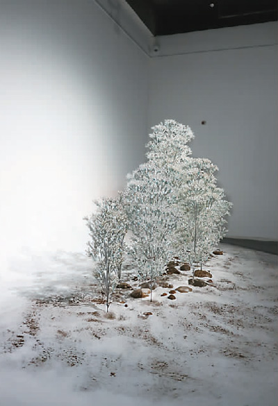 絲路瓷源（影像裝置：陶瓷、琉璃、不銹鋼、石、尾砂結(jié)合影像）  　　鄭冬梅