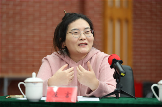 自由發(fā)言環(huán)節(jié)，“兩新”作家們暢所欲言、熱烈討論