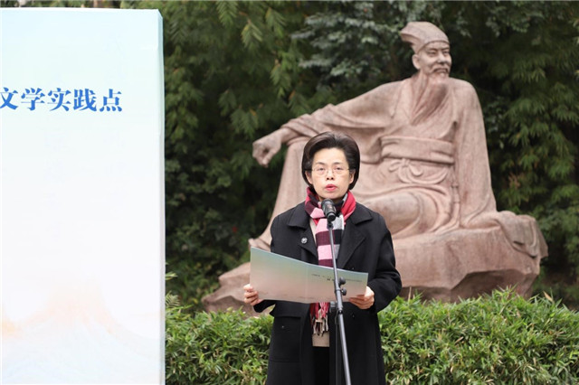 眉山市委常委、宣傳部部長何迎曉致辭