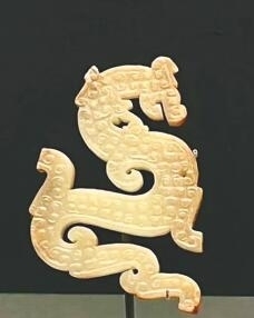 戰(zhàn)國龍形玉飾。 海南日報(bào)記者 王赫 攝