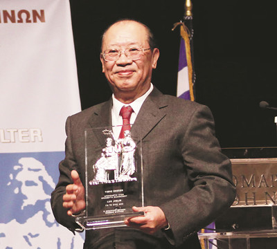 羅錦鱗，當(dāng)代著名戲劇導(dǎo)演藝術(shù)家、理論家、戲劇教育家。自20世紀(jì)60年代起，他先后導(dǎo)演《榆樹(shù)下的欲望》《愛(ài)情的傳說(shuō)》《霓虹燈下的哨兵》等百余部舞臺(tái)劇、電視劇和廣播劇。自1986年起，導(dǎo)演了《俄狄浦斯王》《安提戈涅》等十余部古希臘戲劇，多次赴國(guó)外訪問(wèn)演出，享有較高國(guó)際聲譽(yù)。2009年獲希臘雅典州政府授予“希臘文化大使”稱號(hào)，2024年獲第九屆“會(huì)林文化獎(jiǎng)”。