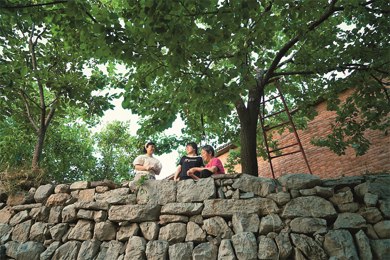 為了寫《寶水》，喬葉（中）花了七八年時(shí)間“跑村”、“泡村”