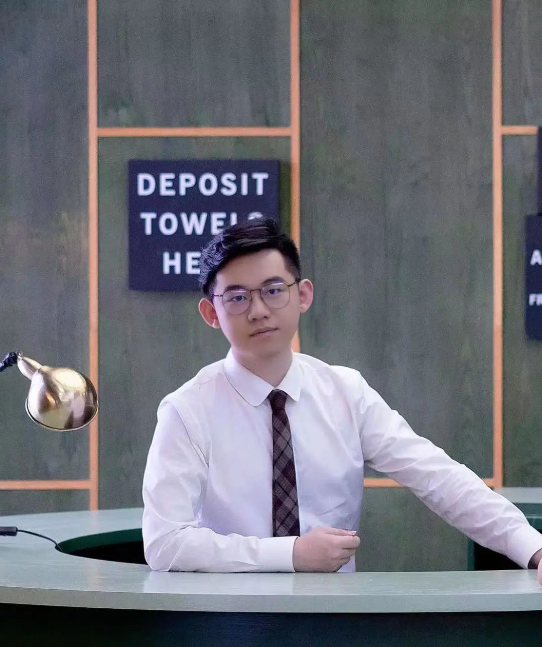 殺蟲隊隊員，1991年生，山東青島人。番茄小說金番作家，擅長懸疑幻想類題材，設(shè)定新穎，多重反轉(zhuǎn)，筆下人物鮮活立體。代表作《傳說管理局》《十日終焉》等。《十日終焉》居番茄懸疑榜TOP1，上架1年累計千萬讀者閱讀，超21萬讀者打出9.8的評分，追更人數(shù)300萬+，長期蟬聯(lián)番茄總閱讀榜TOP1，其網(wǎng)絡(luò)影響力已成“破圈”作品，已改編廣播劇，出版實體書，售出動漫、影視版權(quán)。