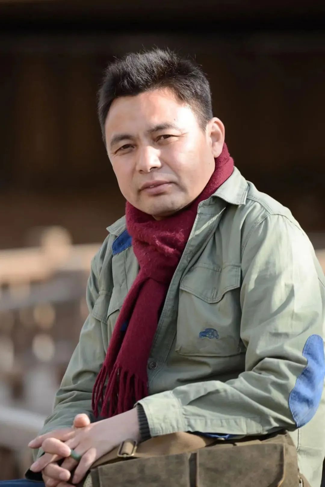 龍仁青，先后在《人民文學》《中國作家》《十月》《民族文學》《青年文學》等刊發(fā)表原創(chuàng)、翻譯作品四百余萬字，出版《光榮的草原》《咖啡與酸奶》《孔雀翎上的雪峰》等作品三十余部。作品曾獲全國少數(shù)民族文學創(chuàng)作“駿馬獎”、漢語文學“女評委”大獎、三毛散文獎、青海文學藝術獎等，多次被《小說月報》《小說選刊》《散文選刊》《散文海外版》等轉載，入選《中國短篇小說年選》《中國散文20家》等多種年度選本。部分作品被譯為英、意、日等國文字。