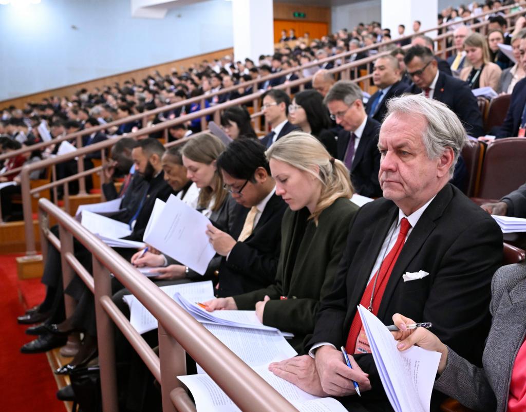 3月5日，第十四屆全國人民代表大會第二次會議在北京人民大會堂開幕。這是外國駐華使節(jié)旁聽大會。新華社記者 申宏 攝