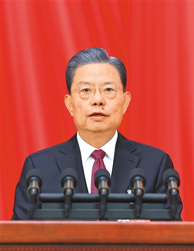 3月8日，十四屆全國(guó)人大二次會(huì)議在北京人民大會(huì)堂舉行第二次全體會(huì)議。受全國(guó)人大常委會(huì)委托，趙樂(lè)際委員長(zhǎng)向大會(huì)報(bào)告全國(guó)人大常委會(huì)工作。 　　新華社記者 王 曄攝