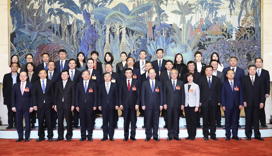 3月10日上午，中共中央政治局常委、全國(guó)政協(xié)主席王滬寧在北京人民大會(huì)堂看望參加全國(guó)政協(xié)十四屆二次會(huì)議宣傳報(bào)道的新聞工作者代表，代表全國(guó)政協(xié)向大家表示誠(chéng)摯慰問和衷心感謝。新華社記者 黃敬文 攝