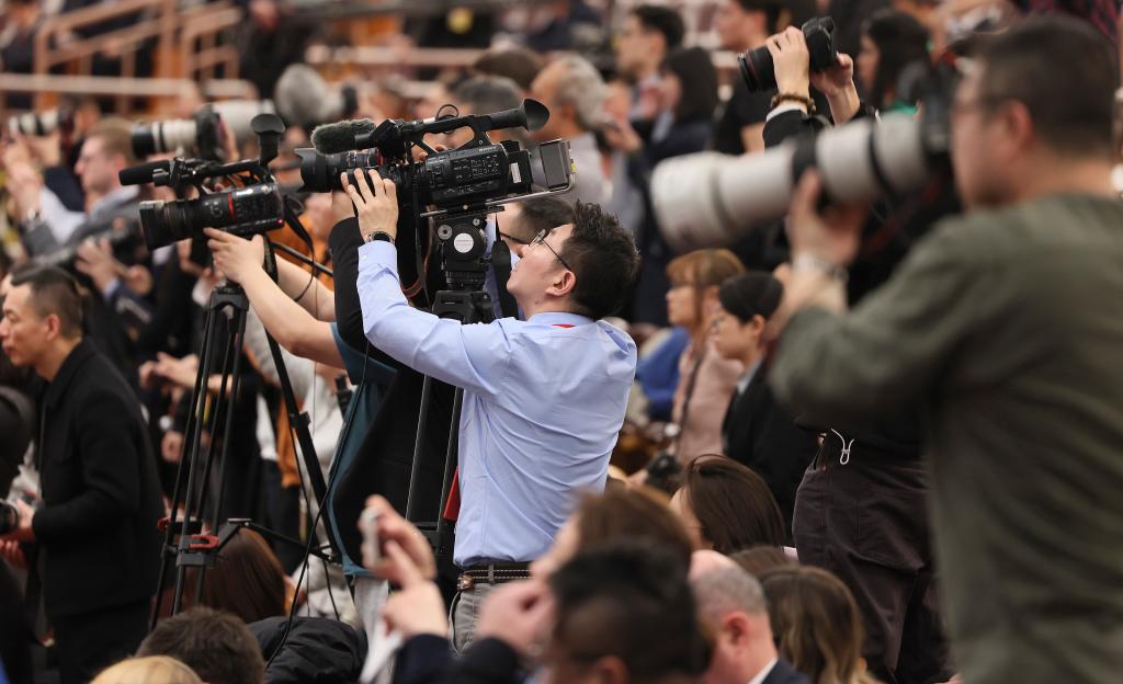 3月11日，第十四屆全國人民代表大會第二次會議在北京人民大會堂舉行閉幕會。這是記者在閉幕會上采訪。新華社記者 劉續(xù) 攝