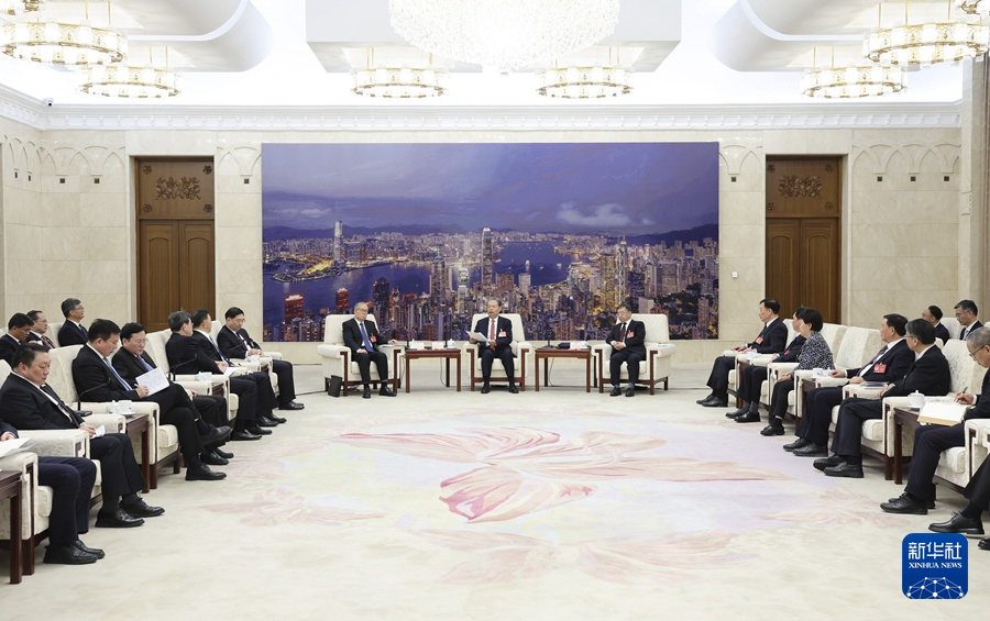 3月11日下午，中共中央政治局常委、全國(guó)人大常委會(huì)委員長(zhǎng)趙樂際在北京人民大會(huì)堂看望參加十四屆全國(guó)人大二次會(huì)議新聞報(bào)道的中央主要新聞單位負(fù)責(zé)同志和新聞工作者，代表大會(huì)主席團(tuán)和全國(guó)人大常委會(huì)，向參加大會(huì)新聞報(bào)道的全體新聞工作者表示問(wèn)候和感謝。新華社記者 姚大偉 攝