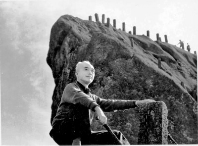 王朝聞，1909年出生，2004年去世，四川合江人。美學(xué)家、藝術(shù)理論家、雕塑家、藝術(shù)教育家。1932年考入杭州藝專；1940年赴延安，在魯迅藝術(shù)文學(xué)院進(jìn)行雕塑創(chuàng)作與教學(xué)；新中國(guó)成立后，曾任中央美術(shù)學(xué)院教授兼副教務(wù)長(zhǎng)，中國(guó)美術(shù)家協(xié)會(huì)副主席，中華全國(guó)美學(xué)學(xué)會(huì)會(huì)長(zhǎng)，《美術(shù)》雜志主編，文化部文學(xué)藝術(shù)研究院（今中國(guó)藝術(shù)研究院）副院長(zhǎng)。著有《新藝術(shù)創(chuàng)作論》《一以當(dāng)十》《論鳳姐》《審美談》《審美心態(tài)》《雕塑雕塑》等。