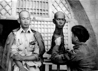 一九四一年，王朝聞在延安創(chuàng)作人像雕塑。圖片由中國(guó)藝術(shù)研究院研究員鄧福星提供