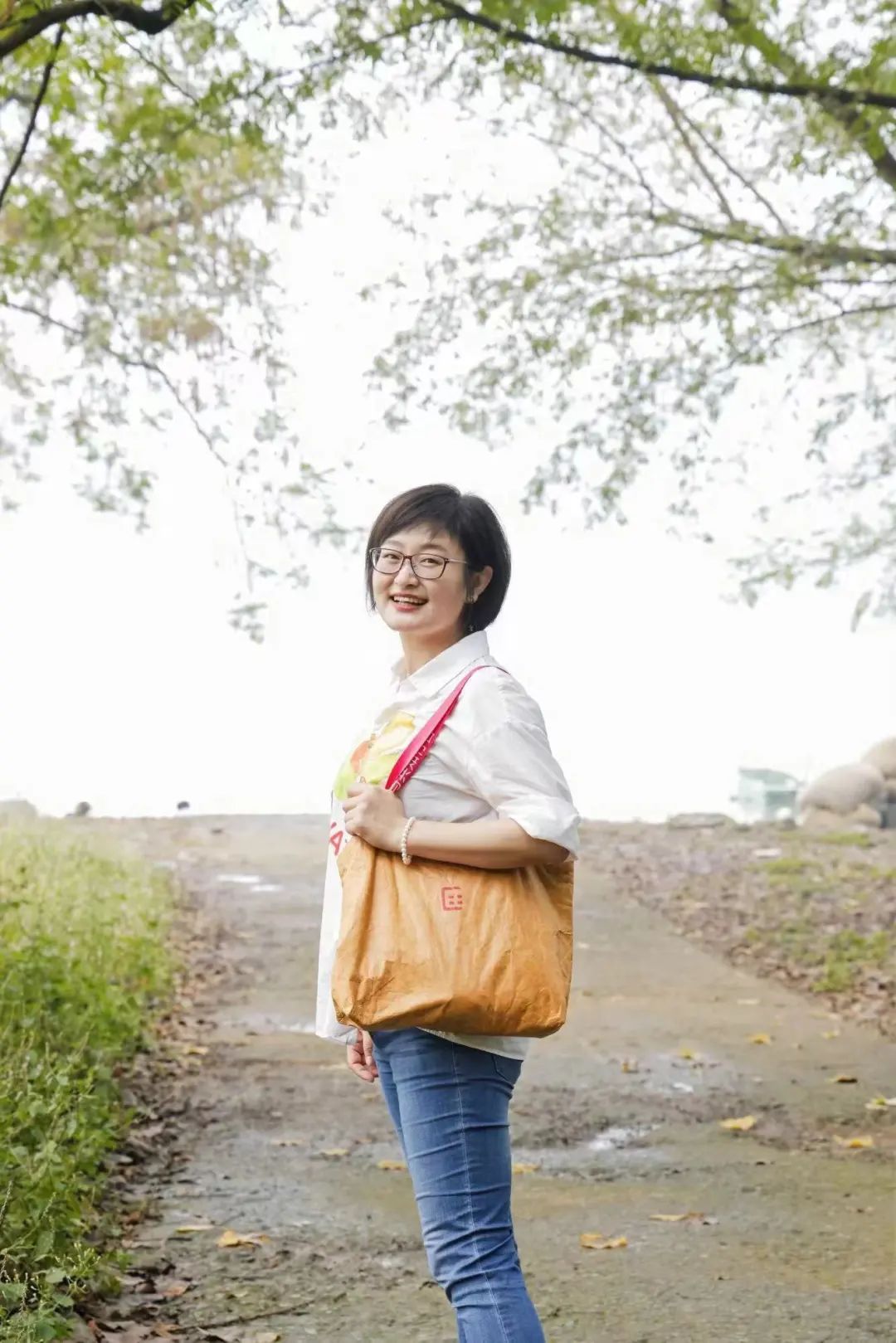 安殿榮，女，滿族，1981年生于遼寧北鎮(zhèn)。現(xiàn)供職于《民族文學》雜志社，系中國小說學會理事、中國少數(shù)民族作家學會會員。有作品見于《南方文壇》《文藝報》等報刊。