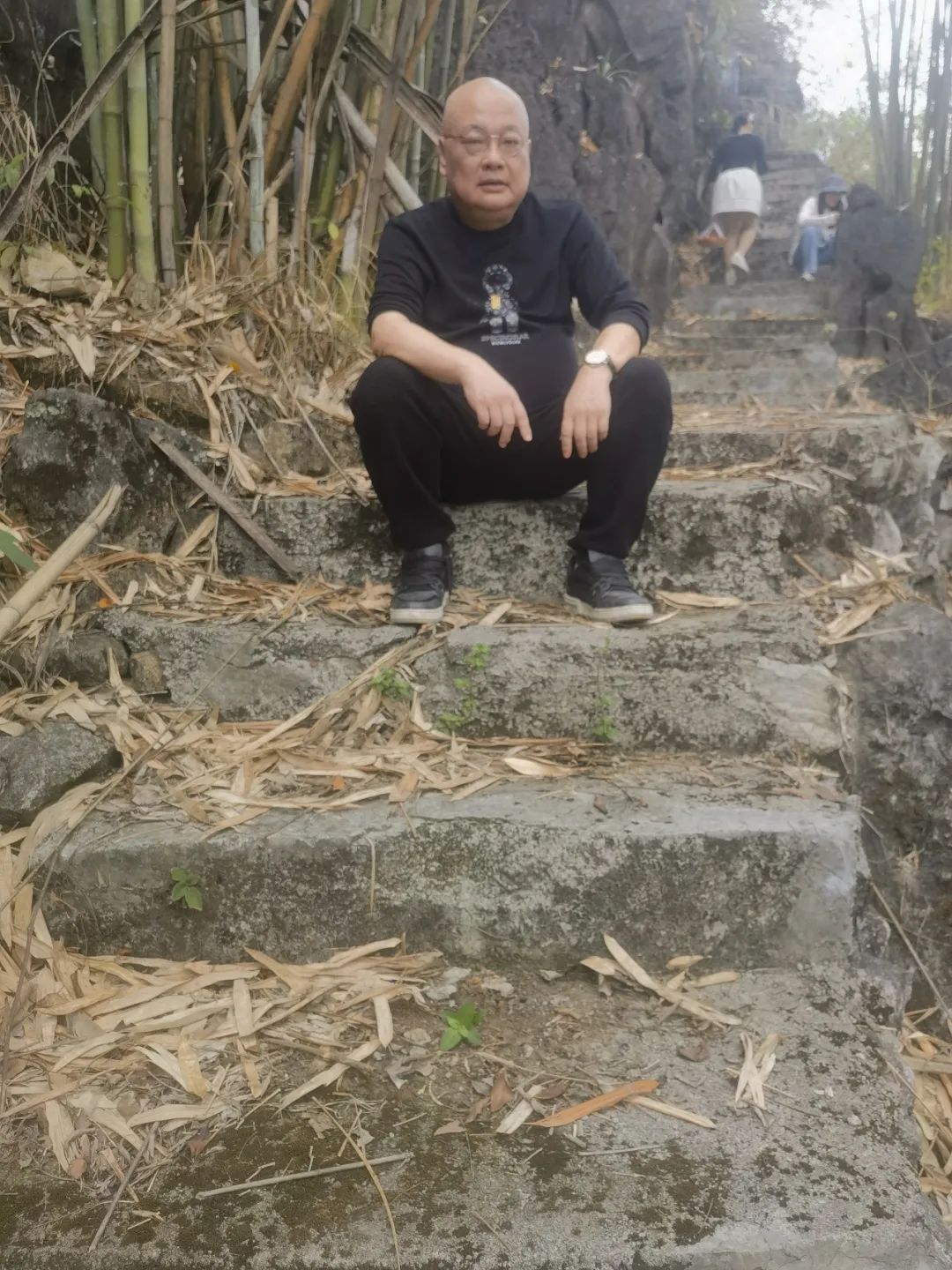 凡一平，本名樊一平，男，壯族。1964年生，廣西都安人。先后畢業(yè)于河池師專、復旦大學中文系。第十二、十三屆全國人大代表，現(xiàn)為廣西民族大學教授、廣西文聯(lián)副主席。出版有長篇小說《跪下》《順口溜》《上嶺村的謀殺》《天等山》《蟬聲唱》《頂牛爺百歲史》等十部，小說集《撒謊的村莊》等十二部。曾獲銅鼓獎、百花文學獎、《小說選刊》雙年獎等。有作品被翻譯成瑞典、俄、越南、馬來西亞文等在國外出版。