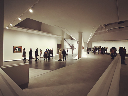 展覽現(xiàn)場。人們饒有興致地駐足觀看