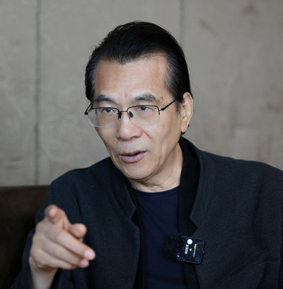 何建明，中國作家協(xié)會第七、八、九屆駐會副主席?，F(xiàn)為中國作家協(xié)會報告文學(xué)委員會主任，中央社會主義學(xué)院教授、上海大學(xué)中國創(chuàng)意寫作研究院院長。三次獲得魯迅文學(xué)獎，六次獲得中宣部“五個一工程”獎，多次獲得全國優(yōu)秀報告文學(xué)獎、徐遲報告文學(xué)獎、“中國好書”等獎項，首位獲得俄羅斯國家圖書獎的中國作家。