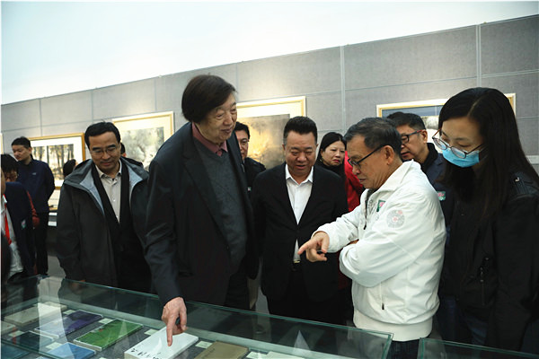 《明報(bào)月刊》榮譽(yù)總編輯潘耀明發(fā)現(xiàn)了當(dāng)年明報(bào)月刊出版社出版的馮驥才先生小說集《樓頂上的歌手》