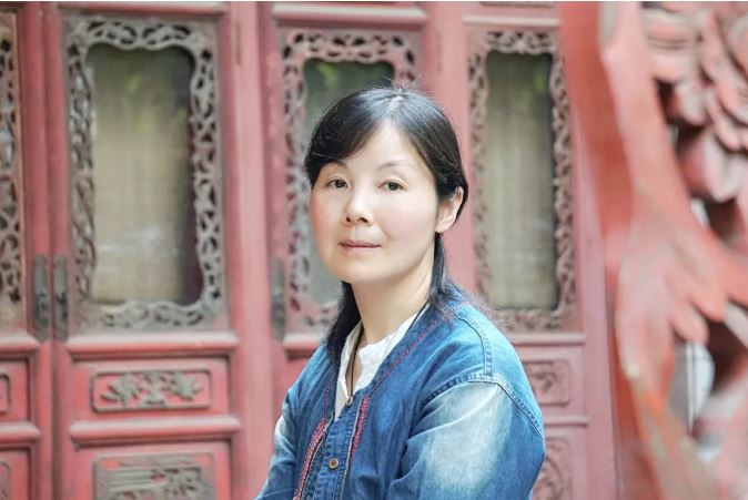 王蕓    生于湖北，現(xiàn)居南昌。一級(jí)作家，南昌市作家協(xié)會(huì)主席。出版長(zhǎng)篇小說(shuō)《對(duì)花》《江風(fēng)烈》，小說(shuō)集《請(qǐng)叫她天鵝》《薇薇安曾來(lái)過(guò)》《與孔雀說(shuō)話》《羽毛》，散文集《紙上萬(wàn)物浮現(xiàn)如初》《此生》《穿越歷史的楚風(fēng)》《接近風(fēng)的深情表達(dá)》《經(jīng)歷著異常美麗》等。三百余萬(wàn)字作品見(jiàn)于《人民文學(xué)》《當(dāng)代》《新華文摘》《小說(shuō)選刊》《中國(guó)作家》《青年文學(xué)》《上海文學(xué)》《江南》《芙蓉》《長(zhǎng)城》《天涯》《美文》《散文》《長(zhǎng)江文藝》《中篇小說(shuō)選刊》《小說(shuō)月報(bào)》等，收入五十多種選本。曾獲第三屆湖北文學(xué)獎(jiǎng)、第七屆屈原文藝獎(jiǎng)、第一屆江西省文藝創(chuàng)作獎(jiǎng)、第二屆林語(yǔ)堂文學(xué)獎(jiǎng)（小說(shuō)）大獎(jiǎng)等。獲評(píng)江西省思想宣傳文化系統(tǒng)“四個(gè)一批”人才。