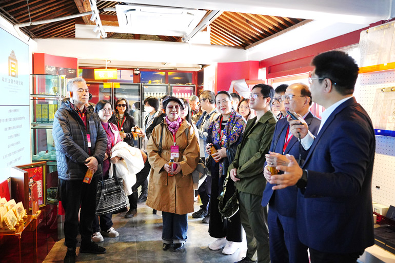 3月30日，受邀參加中國作協(xié)“港澳作家回家”活動的作家們在故宮文創(chuàng)香港空間參觀 楊 旭 攝