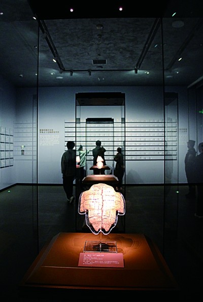 殷墟博物館新館展出的商代刻辭卜甲。安陽(yáng)市委宣傳部供圖