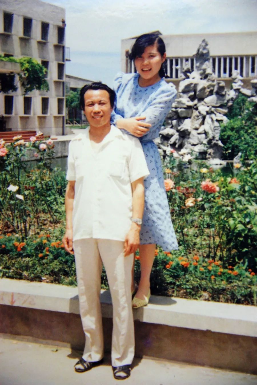 薛舒工作第一年，和爸爸合影