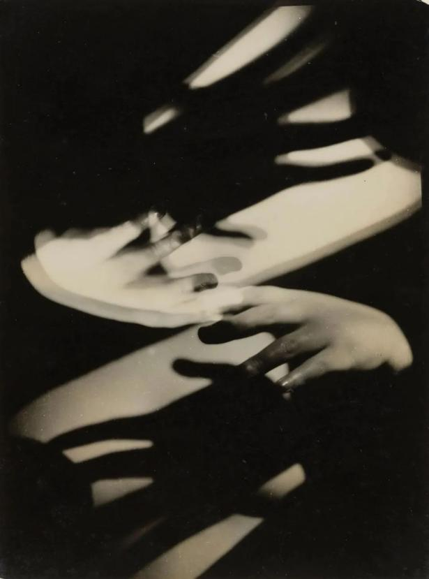 曼·雷作品（資料圖）。達達主義興起于一戰(zhàn)時期，超現(xiàn)實主義則興起于一戰(zhàn)之后，這兩個藝術(shù)流派受其所處社會背景的影響，藝術(shù)理念傾向于拒絕舊秩序，以徹底瓦解舊秩序，此外，受到弗洛伊德精神分析的影響，他們在摒棄邏輯與理性約束的同時，還喜歡把毫不相干的事物湊在一起，力圖使夢境與現(xiàn)實相統(tǒng)一，因而呈現(xiàn)出神秘與怪誕的特點。曼·雷是達達主義和超現(xiàn)實主義運動的活躍成員，其作品反映了這兩個運動的精神和理念。他對攝影的傳統(tǒng)觀念進行了全面的顛覆和創(chuàng)新，將攝影從一種記錄現(xiàn)實的媒介轉(zhuǎn)變?yōu)橐环N表達個人思想和情感的藝術(shù)形式。他的創(chuàng)見影響了包括杉本博司在內(nèi)的眾多攝影藝術(shù)家。