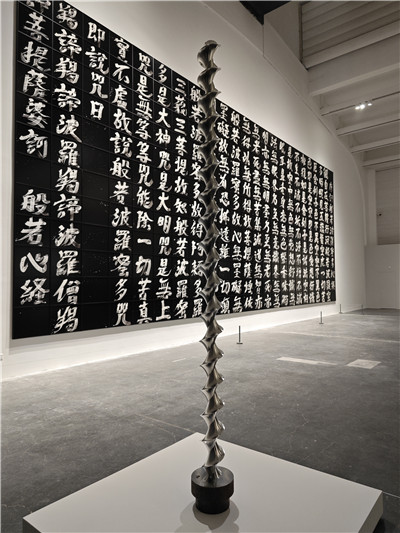 裝置《反重力結(jié)構(gòu)》。作為日本代表性的奈良時代木質(zhì)建筑之一，當麻寺東塔在1902年經(jīng)過整體修繕，用新材料替換下部分受損的建材。這些古木材的嵌合支撐起屹立的佛塔，承受并消解了超過千年時間沉淀的分量。這種抵抗地心吸引的力量象征令杉本博司著迷，藝術(shù)家試圖通過攝影重建這座佛塔，再現(xiàn)抵御重力的構(gòu)造之美。