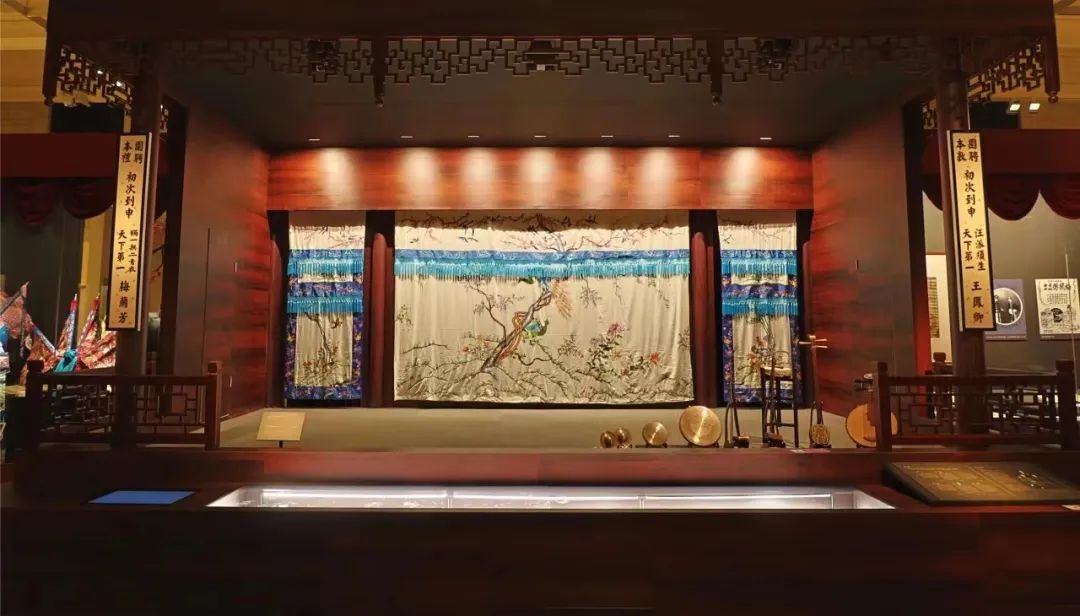 “梅綻東方——梅蘭芳在上?!碧卣宫F(xiàn)場搭建的梅蘭芳與王鳳卿登臺演出的新式劇場