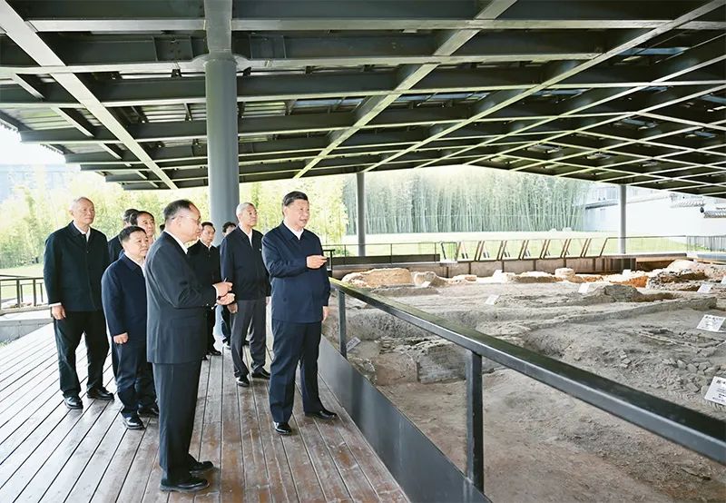 2023年10月10日至13日，中共中央總書(shū)記、國(guó)家主席、中央軍委主席習(xí)近平在江西考察。這是11日上午，習(xí)近平在景德鎮(zhèn)市陶陽(yáng)里歷史文化街區(qū)南麓遺址考察。 新華社記者 謝環(huán)馳/攝